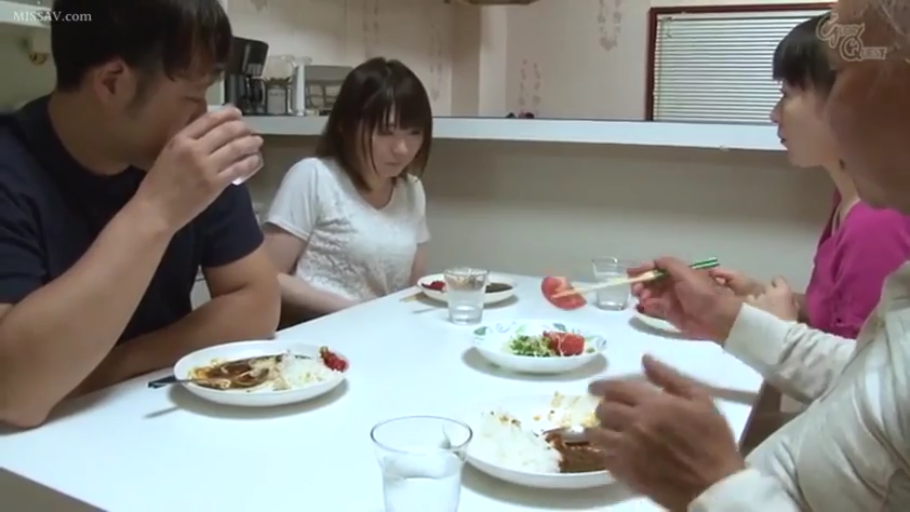 坐姿 · 中景 · 平静 · 餐厅 · 用餐 · 餐具 · 多人场景 · 生活休闲装