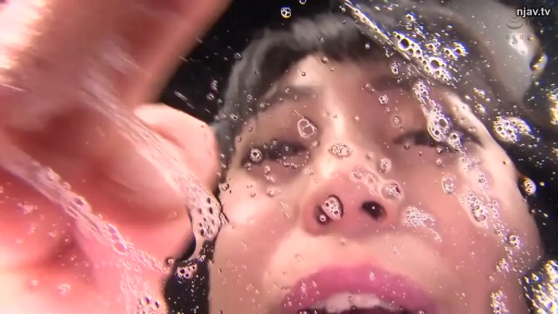 全裸 · 浴室 · 陶醉 · 面部特写 · POV视角 · 俯视 · 肥皂泡 · 舔舐玻璃