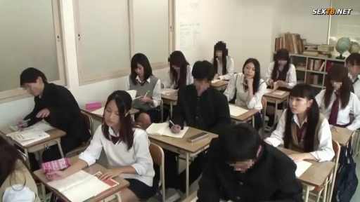 坐姿 · 校服 · 教室 · 专注 · 全景 · 多人 · 书本 · 学习