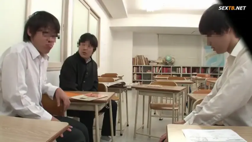 坐姿 · 严肃 · 校服 · 教室 · 全景 · 交流 · 课桌椅 · 多个男性