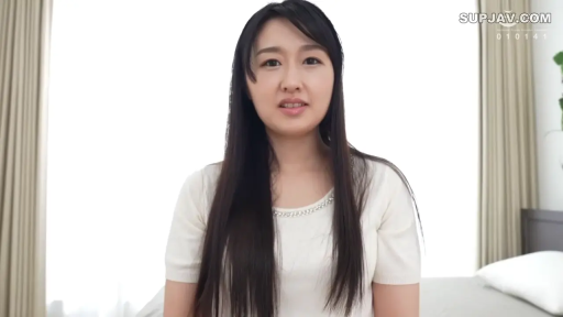 委屈 · 卧室 · 面部特写 · 正坐 · 凝视 · 黑长直 · 白色短袖上衣