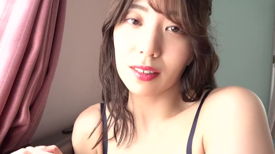 室内 · 脸部特写 · 注视镜头 · 窗帘 · 熟女 · 正面 · 诱惑表情 · 吊带内衣