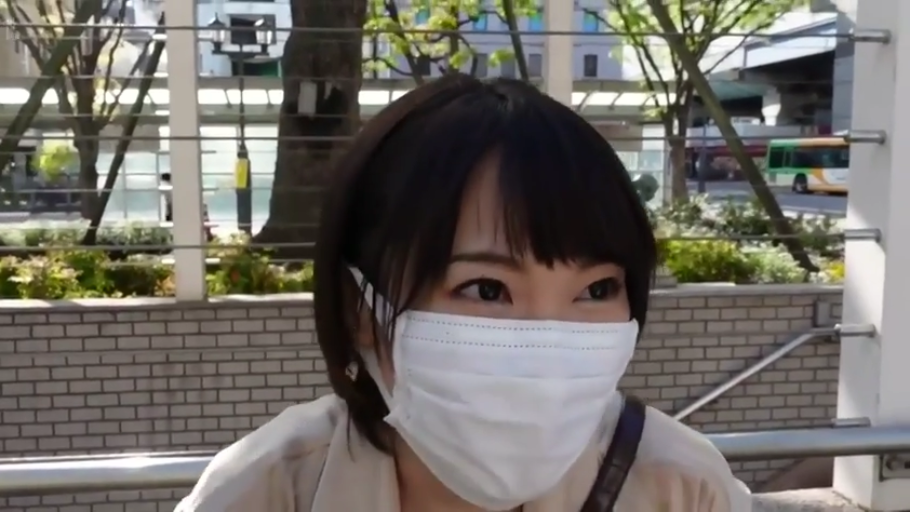 面部特写 · 注视镜头 · 口罩 · 亚洲女性 · 戴口罩 · 户外街道 · 浅色衬衫 · 正面姿势