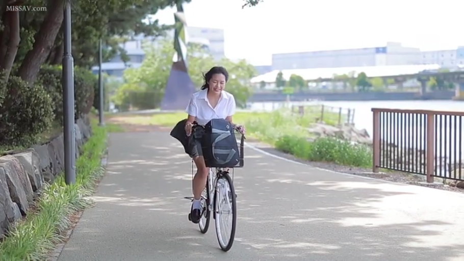 坐姿 · 校服 · 全景 · 户外