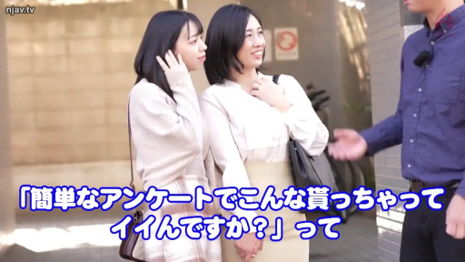 Stand · Medium shot · Smile · Handbag · Casual apparel · Outdoor street · Amateur feel · 街头搭讪