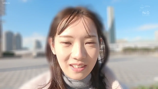 站姿 · 面部特写 · 灰色高领毛衣 · 户外广场