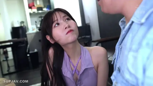 Indoor · 撒娇 · Close-up of the face · Gaze · Purple camisole · 清纯少女 · 抬头仰望