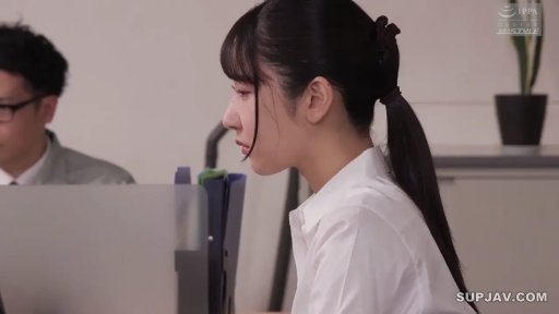 坐姿 · 办公室 · 白衬衫 · 电脑 · 认真 · 侧脸 · 马尾 · 工作