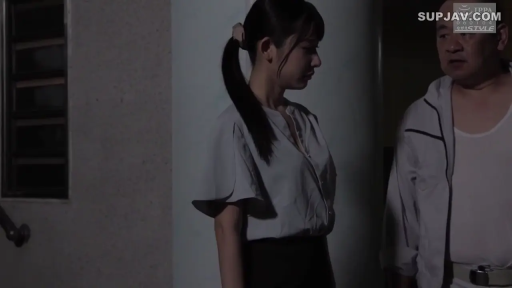 交谈 · 严肃 · 灰色衬衫 · 半身特写 · 室内暗处 · 暗光环境 · 侧对站立