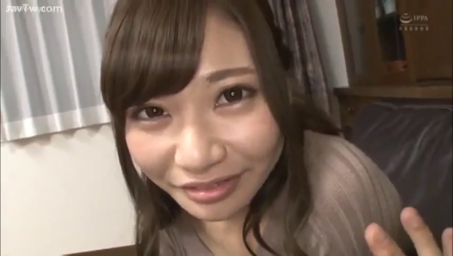 室内 · 俯身 · 脸部特写 · 微笑 · 针织衫 · 注视镜头 · POV