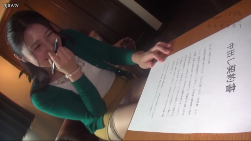 室内 · 座り姿勢 · 中景 · 笑容 · 绿色开衫 · 阅读合约 · 契约书