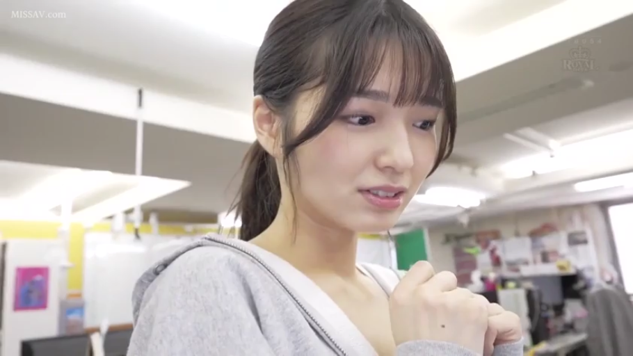 办公室 · 站立 · 面部特写 · 凝视 · 职场 · 惊讶 · 灰色连帽衫