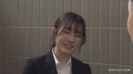 交谈 · 眼镜 · 站姿 · 微笑 · 面部特写 · 职业装 · 走廊 · 日系