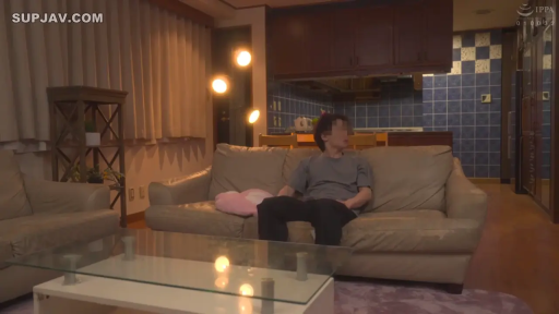 坐姿 · 全景 · 心形枕头 · 客厅 · 黑色长裤 · 坐着 · 正常