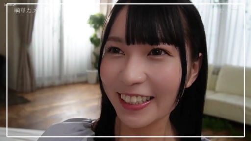 坐姿 · 脸部特写 · 甜美 · 微笑 · 客厅 · 日常服 · 清纯系