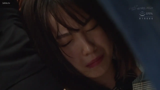 室内 · 脸部特写 · 卧姿 · 格纹衫