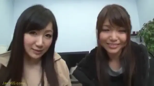 室内 · 脸部特写 · 站姿 · 微笑 · 面对镜头 · 外套 · 双人素人