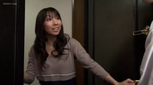 交谈 · 站立 · 中景 · 笑容 · 门 · 室内门口 · 黑色长裙