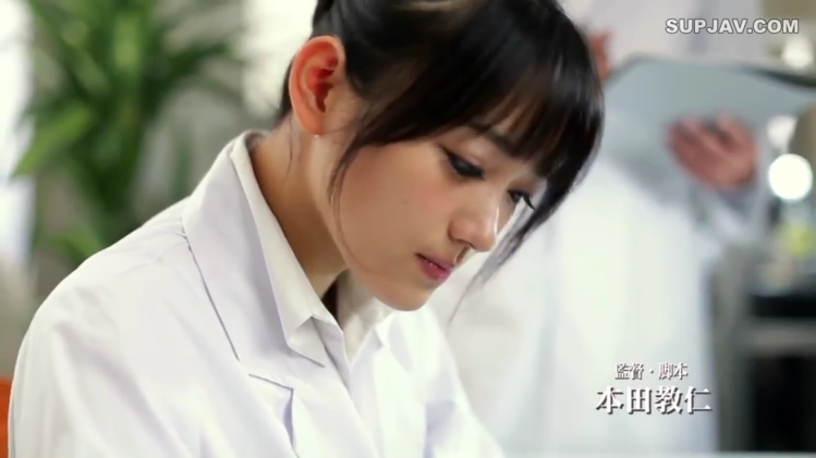 室内 · 白大褂 · 低头 · 脸部特写