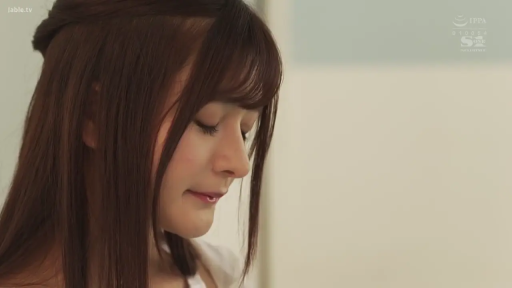 室内 · 沉思 · 平静 · 衬衫 · 长发 · 侧坐 · 侧脸