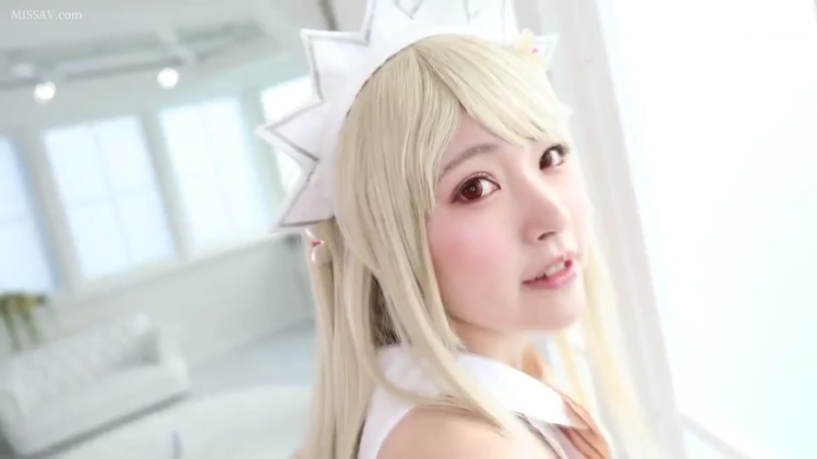 室内 · 回眸 · 自然 · 面部特写 · 注视镜头 · 金发 · 头饰 · 角色扮演服