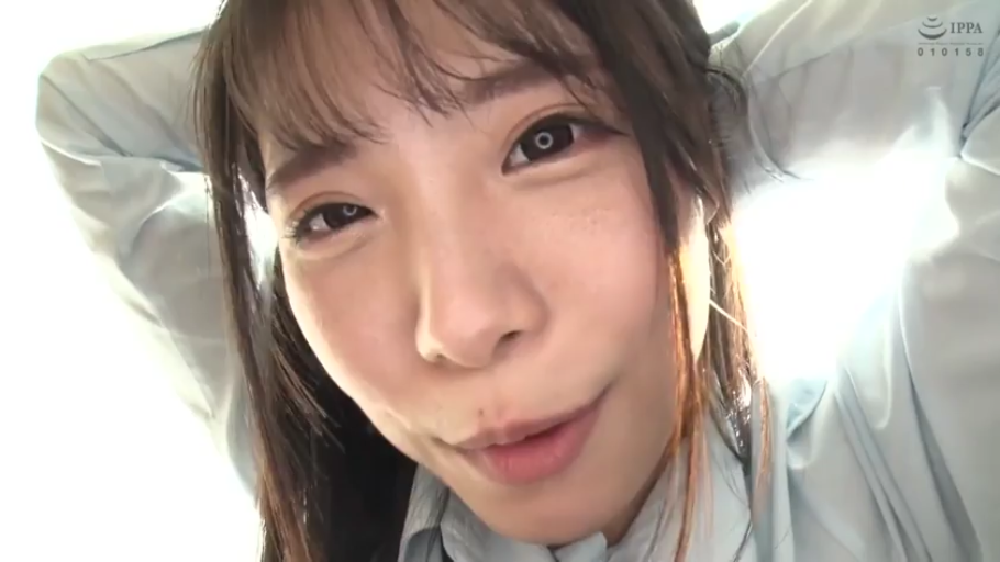 室内 · 面部特写 · 浅蓝色衬衫 · 双手抱头