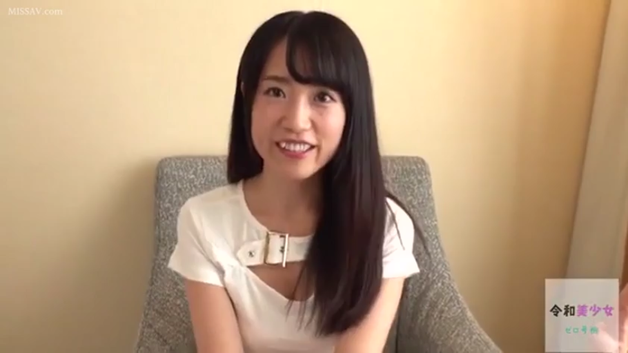 室内 · 坐姿 · 微笑 · 面对镜头 · 半身 · 白色上衣 · 自拍