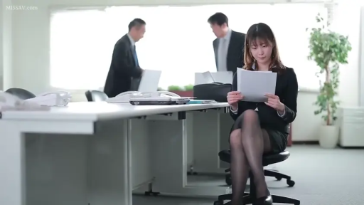 专注 · 办公室 · 黑色西装外套 · 职业女性全身