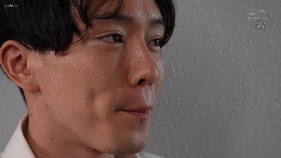 室内 · 脸部特写 · 白色衬衫