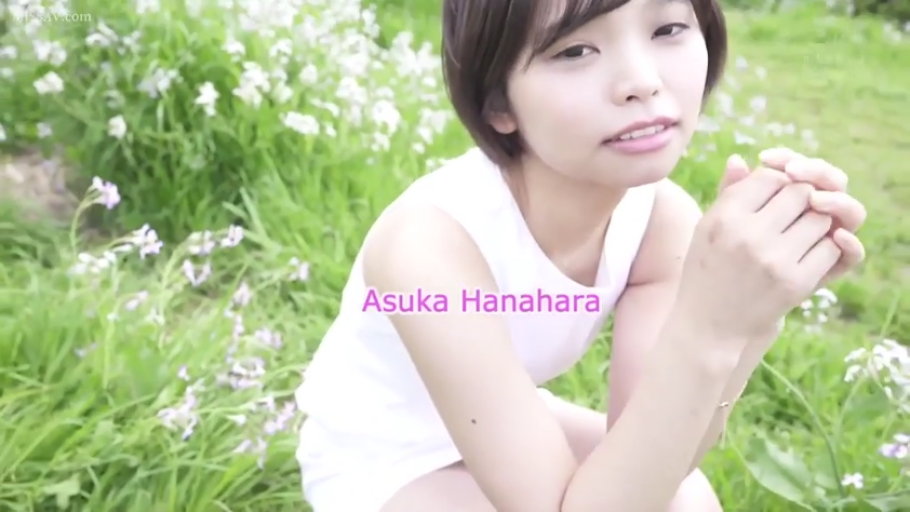 甜美 · 蹲姿 · 半身特写 · 凝视 · 自然光 · 白色无袖上衣 · 户外草地 · 野花