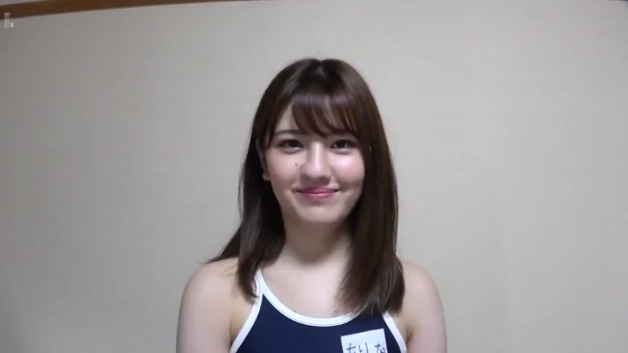 室内 · 微笑 · 长发 · 正面 · 看向镜头 · 死库水 · 胸部以上 · 名牌