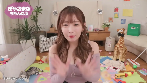 甜美 · 客厅 · 半身 · 居家 · 正面 · 露肩装 · 玩偶 · 招手