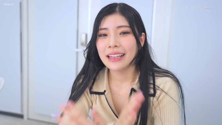 室内 · 坐姿 · 脸部特写 · 微笑 · 针织衫 · 谈话 · 亚洲女性