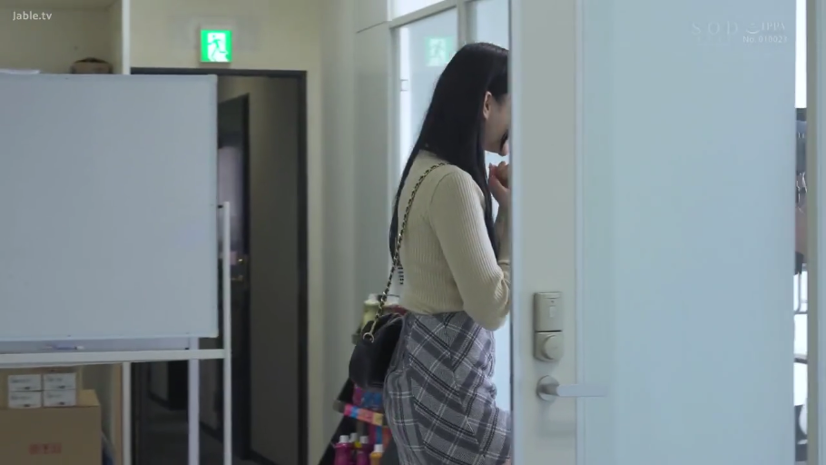 室内 · 坐姿 · 面部 · 校服 · 微笑 · JK · 纸巾 · 擦嘴