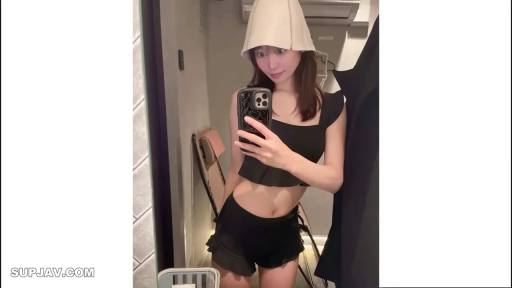 室内 · 中景 · 站姿 · 微笑 · 手机 · 自拍 · 镜面 · 黑色套装