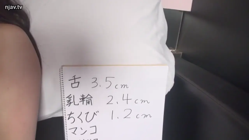 室内 · 站立 · 微笑 · 面部特写 · 暗光 · 黑色吊带 · 整理衣服