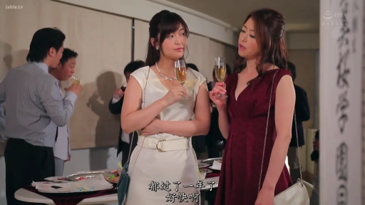 室内 · 交谈 · 站立 · 中景 · 自然 · 酒杯 · 熟女 · 礼服