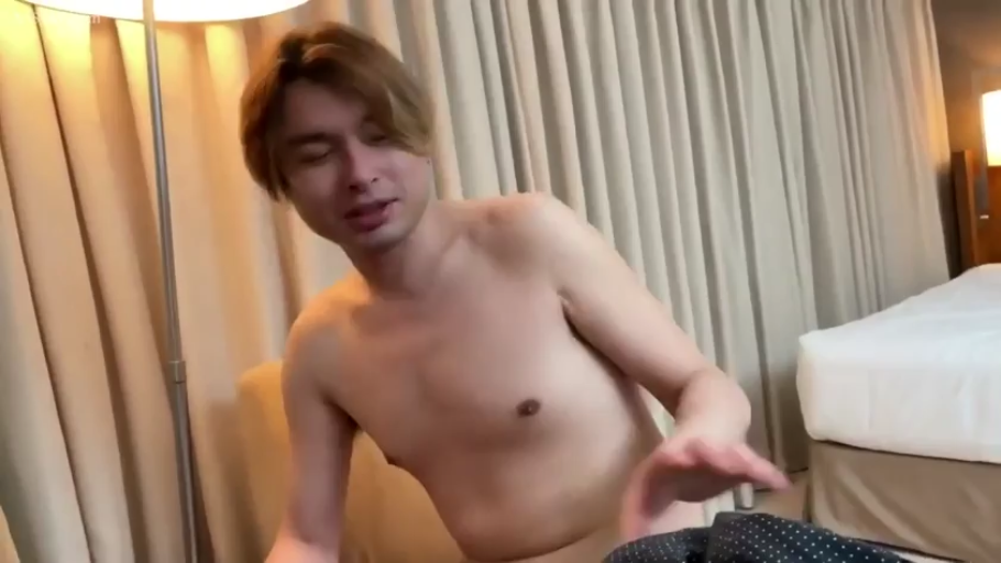 坐姿 · 迷离 · 交流 · 酒店 · 上半身特写 · 男性 · 灯具 · 裸露上身