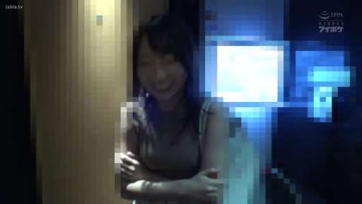 走廊 · 笑容 · 吊带衫 · 模糊处理 · 谈笑 · 抱胸站立