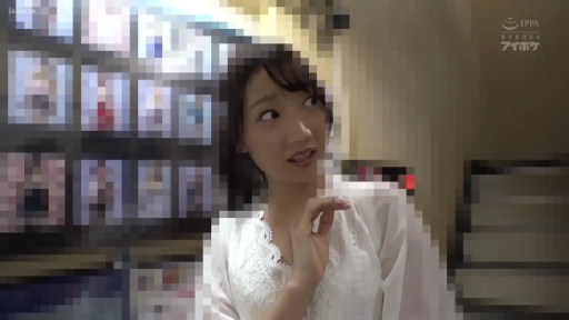 室内 · 脸部特写 · 站立 · 惊讶 · 白色蕾丝衣 · 侧望 · 真人 · 模糊背景