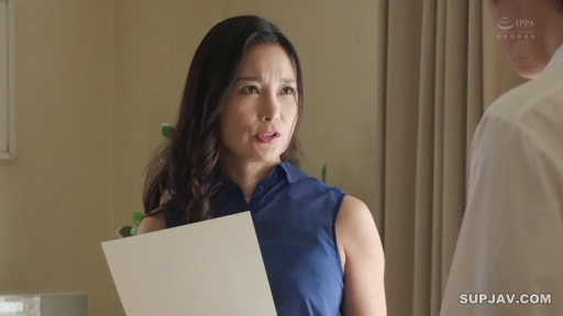 室内 · 严肃 · 站姿 · 半身特写 · 交流 · 熟女 · 蓝色无袖上衣 · 文件