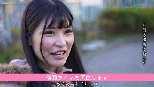 站立 · 微笑 · 面部特写 · 中文字幕 · 户外街道 · 街头采访 · 毛领外套 · 字幕条