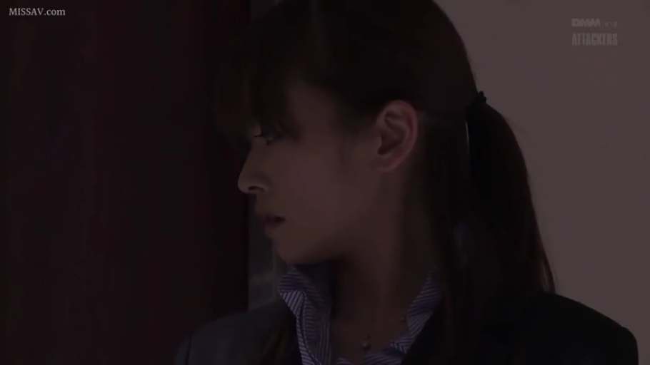 室内 · 站立 · 职业装 · 观察 · 侧脸 · 马尾 · 紧张