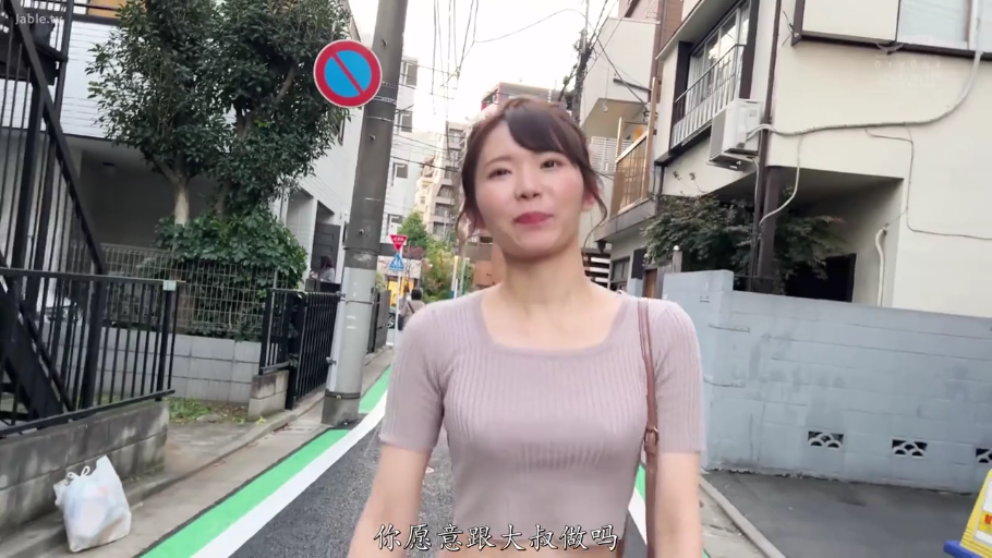阴部 · 跪坐 · 专注 · 马赛克 · 半裸 · 客厅 · 茶杯 · 抚摸