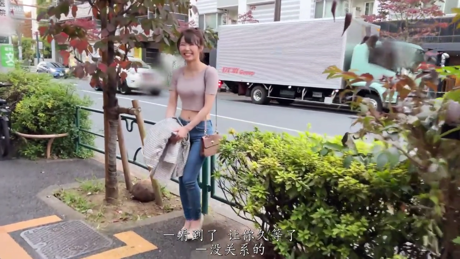 Standing Posture · 全景 · 挎包 · 紧身露脐上衣 · Outdoor street · 甜美笑容 · 微笑打招呼