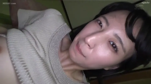 室内 · 脸部特写 · 成人内容 · 诱惑 · 针织衫 · 注视镜头 · 躺姿