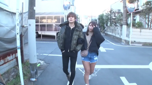 全身 · 平静 · 行走 · 休闲夹克 · 挎包 · 散步 · 白天 · 户外街道