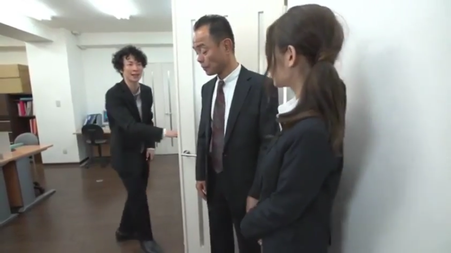 严肃 · 办公室 · 站立 · 办公桌 · 开门 · 远景 · 西装 · 职场