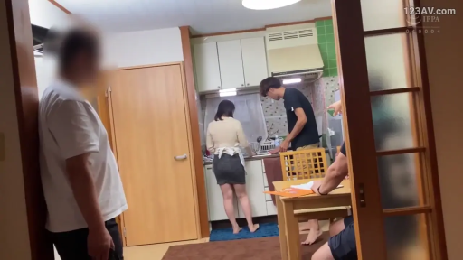 站立 · 平静 · 远景 · 厨房 · 橱柜 · 日常休闲服 · 多人场景 · 烹饪