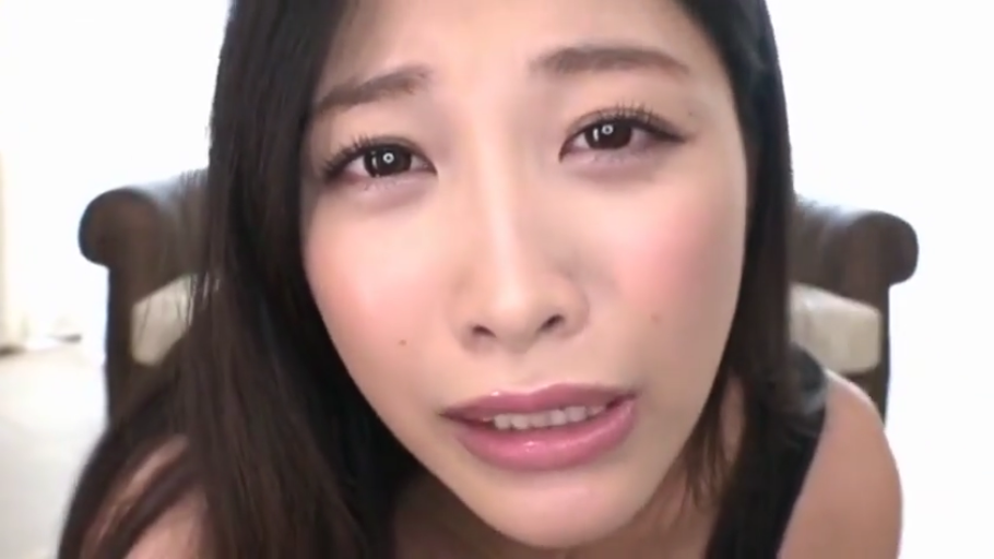 室内 · 俯身 · 委屈 · 脸部特写 · 长发 · 黑色背心 · 凝视镜头